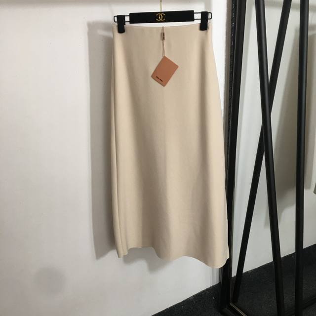 P250款号20250627 Miumi*新款 纯色气质高腰开叉半裙，米白色，粉色，黑色，灰色，S-Xl， S码；腰围62弹力，长84