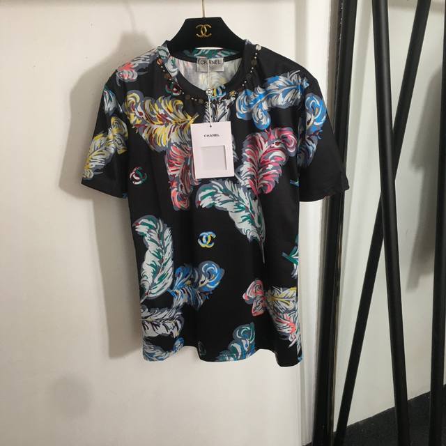 P130款号20250621 Chane*新款 彩色羽毛印花 亮片钉珠圆领短袖T恤，黑色，蓝色，Sml， M码；肩宽43，胸围96，袖长21，衣长67
