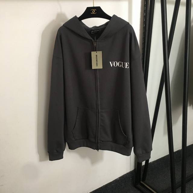 P260款号20250614 Balenciag*新款 Vogur字母 后背城市灯塔印花长袖连帽拉链外套，灰色，红色，黑色，S M L， M码：肩宽62，胸围1