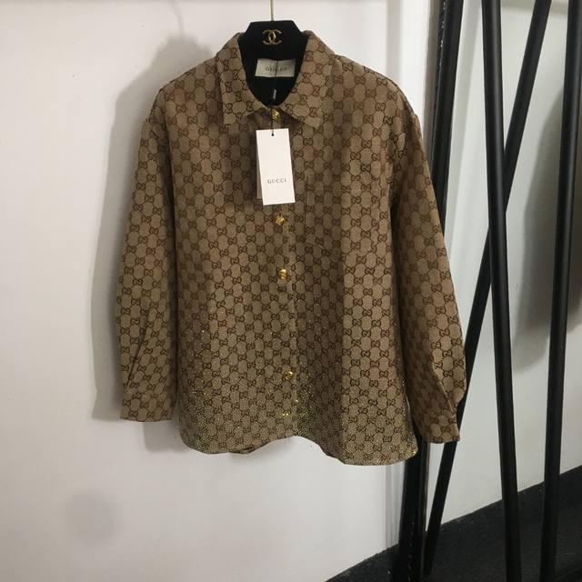 P200款号20250613 Gucc*新款 彩色烫钻 老花Gg字母提花单排扣翻领长袖外套，卡其色，Sml， M码；肩宽47，胸围110，袖长53，衣长70