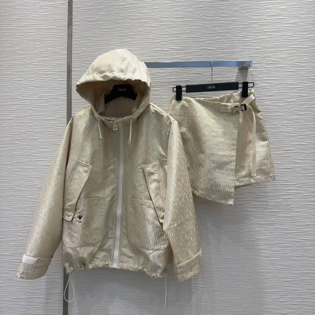 P400 P310 Christian Dio* 2025Ss新款 简约中流露出高奢 整件衣服做工更是非常精细！ 版型简单一目了然，美伦美幻 低调又要引人注目，