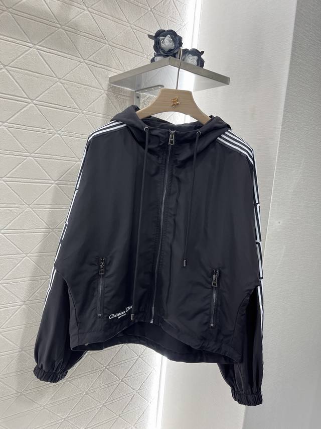 P520Dio*2025新品上架 连帽工装外套长裤套装 定制Yb防风防水环保再生尼龙材质 舒适好穿 休闲有型 连帽夹克外套长裤休闲套装 胸前采用开襟拉链设计 配
