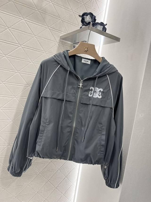 P520Celin*2025新品上架 连帽外套短裤套装 定制Yb防风防水环保再生尼龙材质 质感舒适 品相十足 连帽外套短裤休闲套装 胸前采用抽绳开衩拉链上下捆边