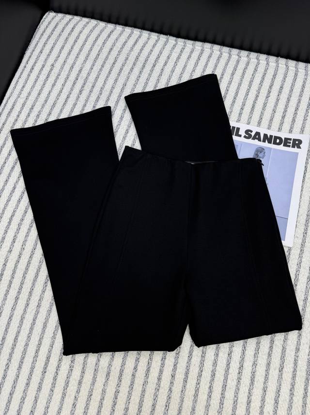 P270冬季长腿必入款 经典三角标侧开叉设计微喇裤 采用抓绒面料 暖乎乎的 极简的时髦感 一眼爱上的喇叭神裤 一秒拉长双腿比例感 无腰头设计带有微弹性 真的太太
