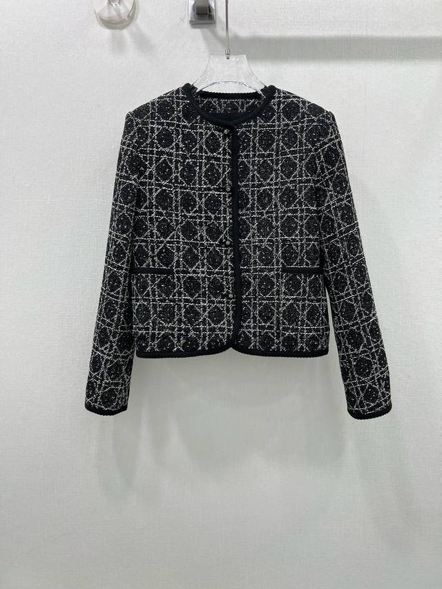P360Dio* 24秋冬新款藤格外套 经典戴妃藤格纹元素弥久珍藏，定制面料，漂亮的菱格图案，突显纹理感简约而不失精致感，彰显别具一格的时尚魅力 定制Cd钮扣，