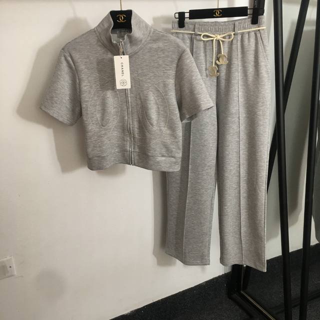P180款号20250592 Chane*新款运动套装，双C刺绣Logo短袖拉链外套+抽绳收腰休闲直筒长裤，灰色，咖色，黑色，S-Xl， M码；肩宽40，胸围9