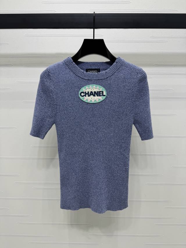 P270上新原单高端品质 Chane* 2025春夏最新系列！刺绣徽标针织短袖！定制进口纱线织造 定色定染 完美还原品相 柔软亲肤 舒适有型 呈现明显毛绒料质感