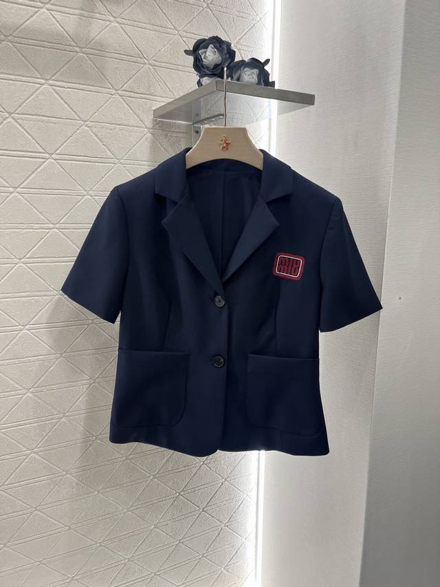 P480Miumi*2025新品上架 短袖西装外套百褶裙套装 定制Yb进口西装材质 光泽舒适 质感上乘 短袖西装外套百褶半裙套装 枪驳领双钮扣处理 作单穿上衣或