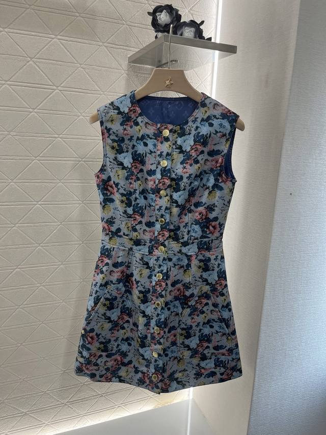 P380Louis Vuitto*2025新品上架 碎花牛仔背心连衣裙 定制Yb斜纹棉牛仔面料 酵素多重水洗 通体以牛仔蓝打底 满铺红黄绿花朵枝叶图案 不易串色