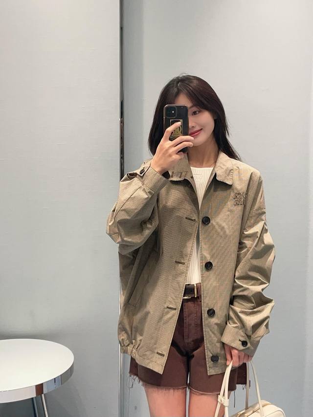 P460 Miu*Iu 25Ss早春新款 字母格纹纽扣立领夹克外套丨独家Yb开发！高版出品！Miu里Miu气知识分子休闲运动风 中性宽松版型 尽显松弛慵懒腔调