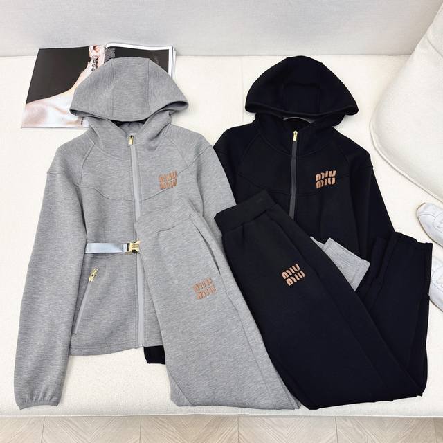 P360 P260独家首发 Miu 25Ss 早春最新款空气层套装 Logo腰带装饰连帽外套+松紧腰休闲裤 休闲必备运动风 好穿又舒适 腰部配有腰带收腰 收腰显