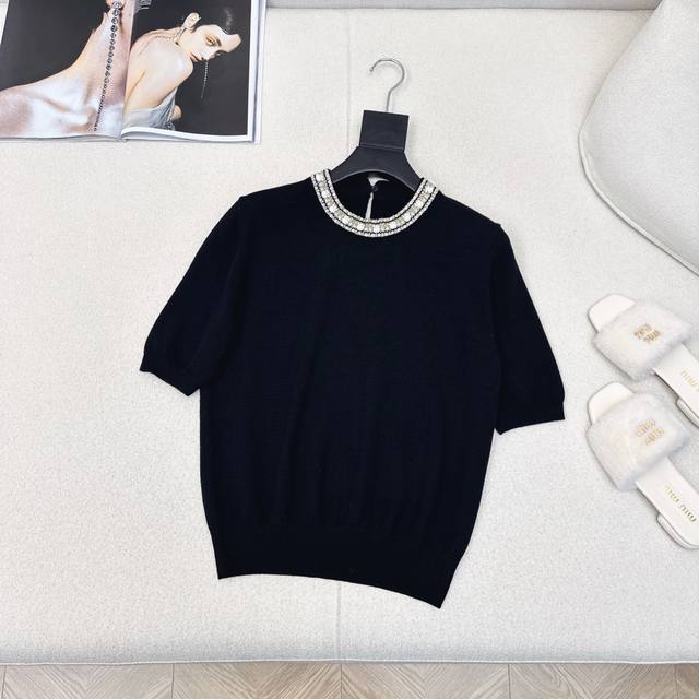 P360独家首发 Vltn 25Ss 春夏最新款刺绣羊毛针织短袖衣领处微型元素和仿宝石刺绣工艺点缀 闪耀着迷人光芒 增添一份高贵与优雅 百分百绵羊毛针织面料 柔