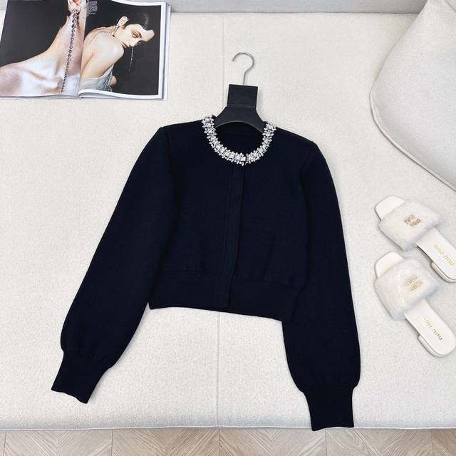 P480独家首发 Vltn 25Ss 春夏最新款钉钻装饰针织开衫 衣领处钉钻工艺点缀 闪耀着迷人光芒 增添一份高贵与优雅 百分百绵羊毛针织面料 柔软细腻的质地