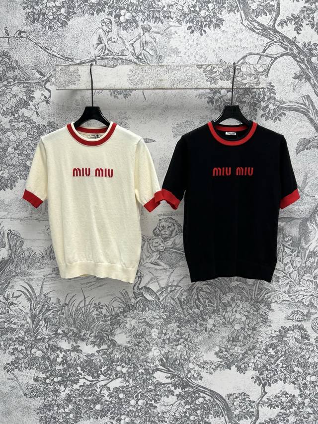 P250Miu 25早春新款 Logo圆领针织短袖 品牌刺绣Logo点缀 彰显品牌魅力 短款修身针织上衣 上身巨显温柔气质 基础简约款 简约又百搭 上身非常显瘦