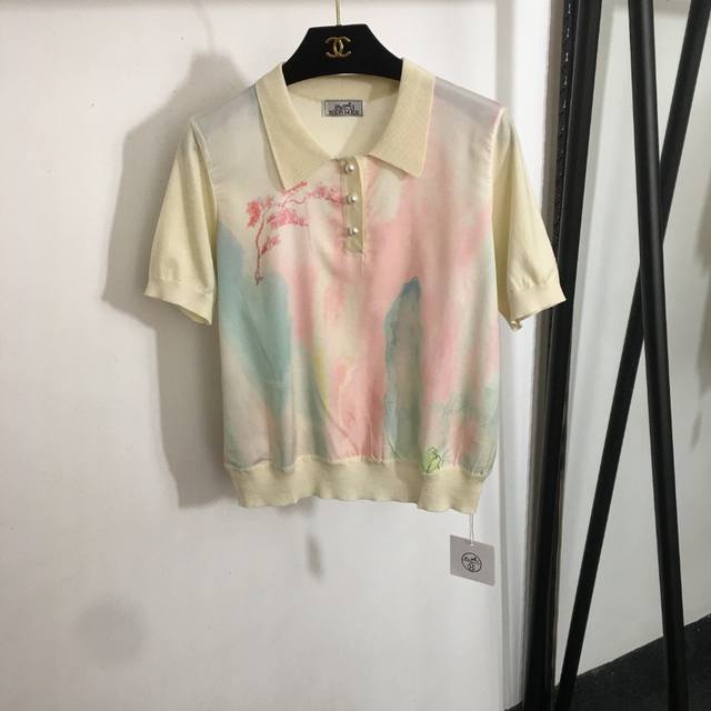 P230款号20250546 Herme*新款 晕染山水画印花 Polo领100%天丝拼接短袖套头针织衫 上衣，米白色，Sml， S码；肩宽36，胸围98，袖长