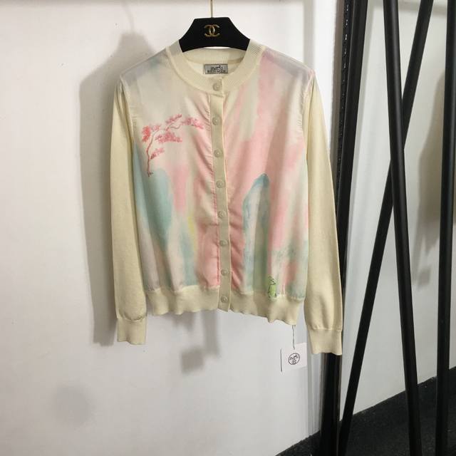 P260款号20250545 Herme*新款 晕染山水画印花100%天丝拼接长袖针织开衫 上衣，米白色，Sml， S码；肩宽38，胸围100，袖长58，衣长5