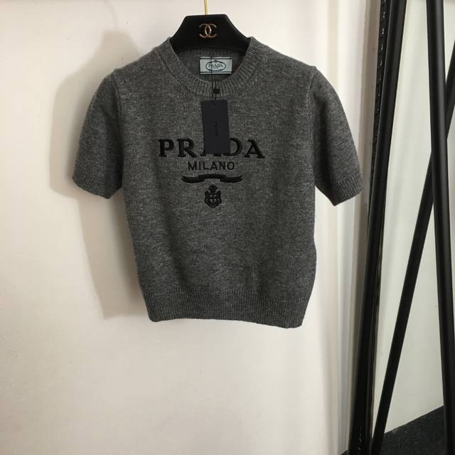P220款号6768 Prad*新款 胸前Logo刺绣字母羊绒套头针织衫 短袖上衣，灰色，Sml， S码；胸围92，袖长20，衣长48
