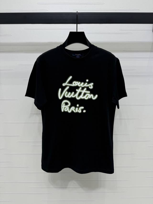 P160上新原单高端品质Louis Vui*Ton 2025春夏最新系列！圆领印花短袖T恤！定制斜纹全棉材质 透气舒适 质感十足 胸前用手绘风格字母印花徽标装饰