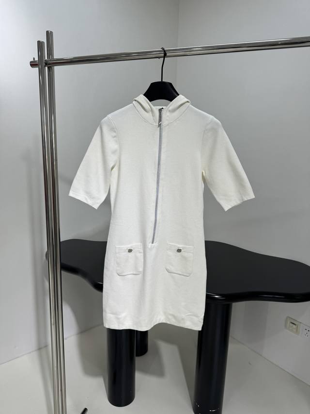 P550小香新品羊毛连帽连衣裙 进口羊毛弹力纱 修身版型 极简风格 内搭单穿都Ok 高品好货推荐 ：白色 黑色 ：S M L P