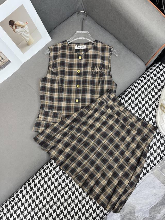 P470Miumi* 25Ss格子马甲上衣压褶半裙套装 字母绣花装饰 两色三码Smla807