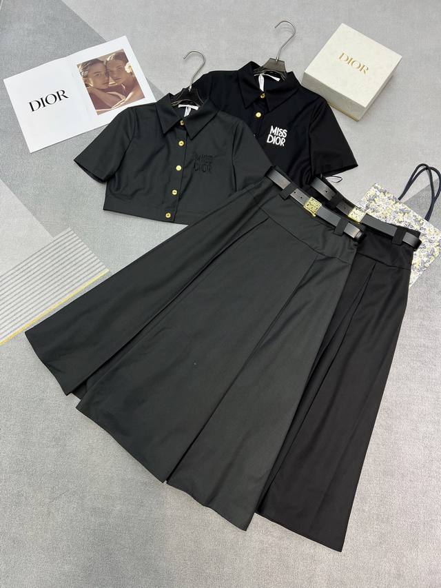 P430高品质Dio* 25Ss春夏新款 短袖衬衫+高腰半身裙套装 胸前刺绣Logo装饰 搭配腰带 定制金属纽扣 高级定制西装面料 气质优雅时尚款 黑色 灰色