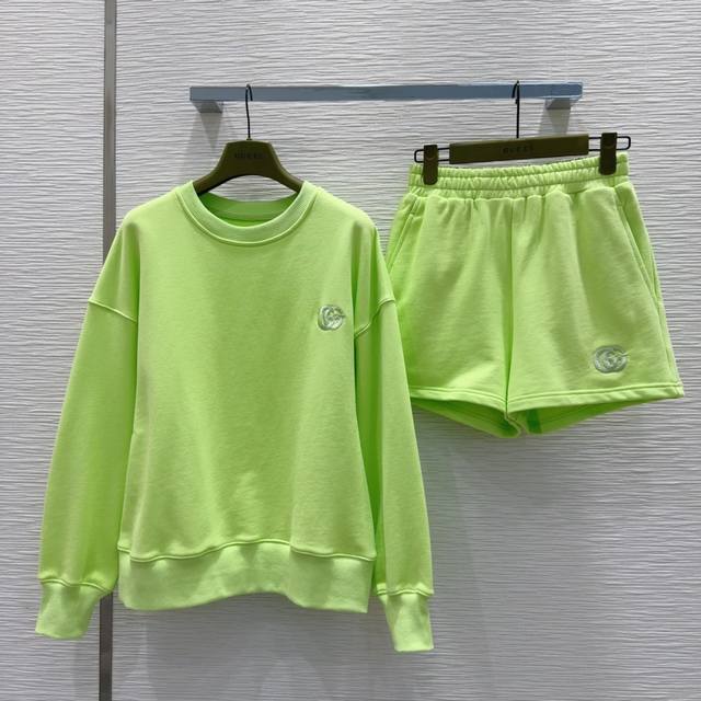P440Gucc*2025Ss新款套装 没有理由可以拒绝它。可A可飒的风格，日常通勤穿什么的都是很Ok的，不挑场合的。设计独特 层次感更加丰富，满满小细节太加分