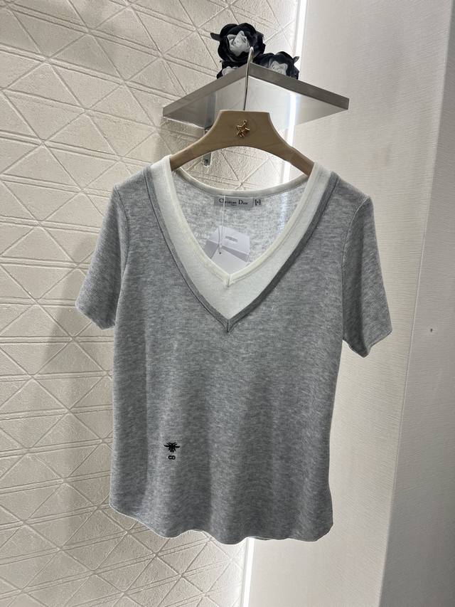 P210Dio*2025新品上架 撞色假两件针织上衣 定制Yb羊毛纱线织造 舒适软糯 弹力十足 V领微透内衬V领半开襟针织短袖假两件版型 内里于领口露出 与外层