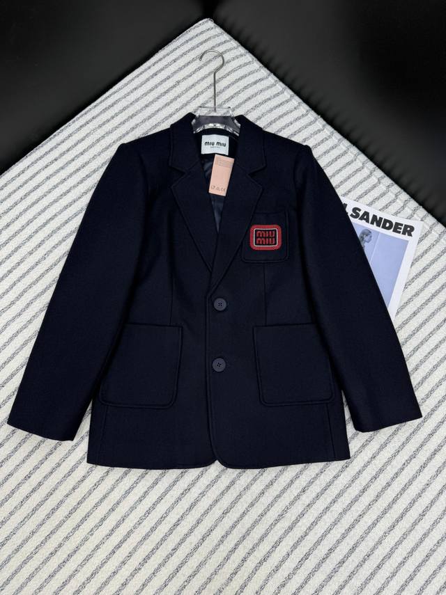 P380Miumi*25早春新款 红标Logo刺绣西服 经典藏蓝色系列 上身时髦感在线 廓形剪裁西装 博主范 廓形恰到好处 轻松藏肉显瘦 休闲慵懒 打造街拍时髦