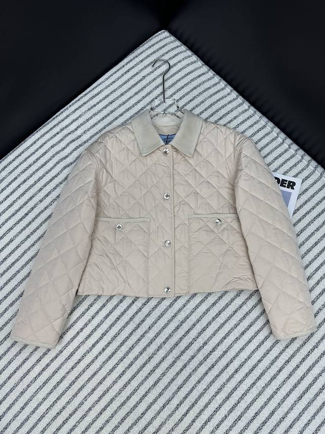 P340Prad*24秋冬新款 复古菱格翻领棉服外套 闭眼入的经典款 胸前经典三角标点缀 细节感满满 轻松保暖零负担 上身就是显瘦百搭 很好搭配 两色Sml