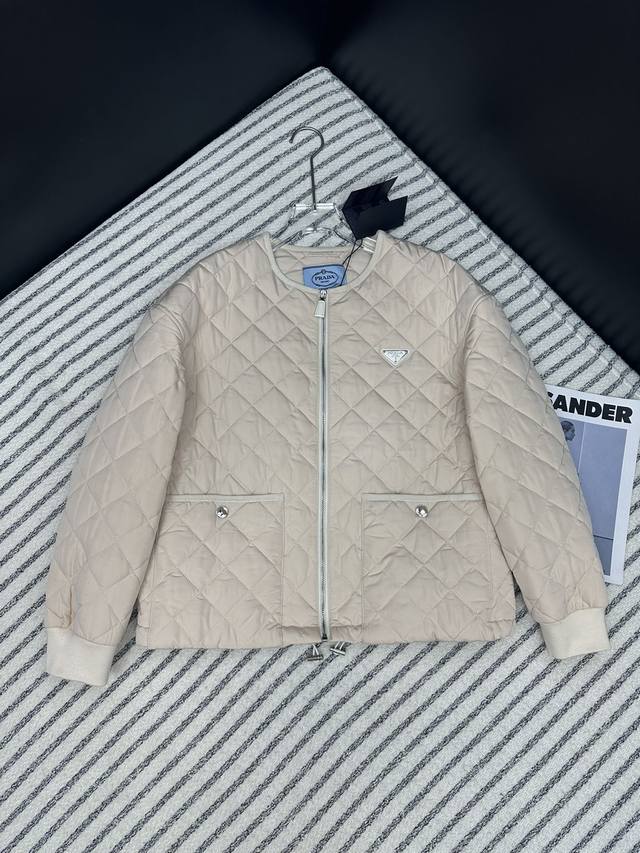 P340Prad*24秋冬新款 复古菱格圆领棉服外套 闭眼入的经典款 圆领设计 非常百搭 胸前经典三角标点缀 下摆抽绳设计 细节感满满 轻松保暖零负担 上身就是