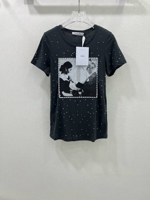 P260 Dio*25新品圆领铆钉短袖T恤 致敬经典印花 定制Yb全棉材质手感柔软亲肤 透气舒适 质感十足 常规短袖T恤裁剪 复古印花凸显品牌格调 采用克重纯棉