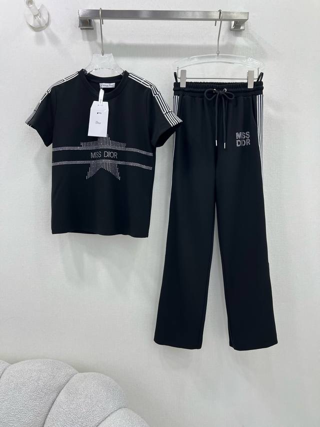 P380Dio*25春夏新款烫钻织带套装 短袖T恤直筒长裤的组合 上衣D家字母Logo烫钻 肩袖裤身均以织带装饰 一套没有搭配烦恼 上身减龄又洋气 休闲风拉满