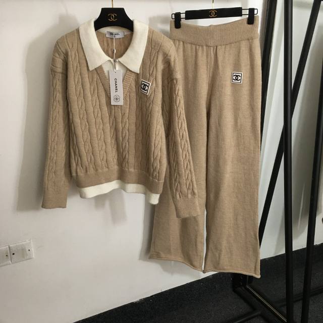 P300款号7951 Chane*新款针织套装，假两件拼接翻领长袖麻花套头针织衫+小香Logo胶印针织阔腿长裤，杏色，黑色，Sml， M码；肩宽50，胸围96，