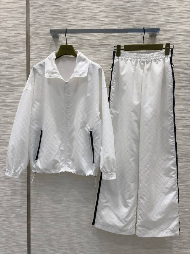 P560 Gucc* 2025Ss新款套装 没有理由可以拒绝它。可A可飒的风格，日常通勤穿什么的都是很Ok的，不挑场合的。设计独特 层次感更加丰富，满满小细节太