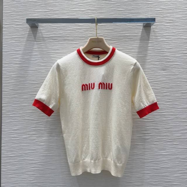 P220 Miu Mi* 2025Ss新款 经典毛衣 100%初剪羊毛 质感细腻软糯。经典减龄单品！Logo字母设计时髦又帅气！版型不挑人上身巨显瘦！白富美必收