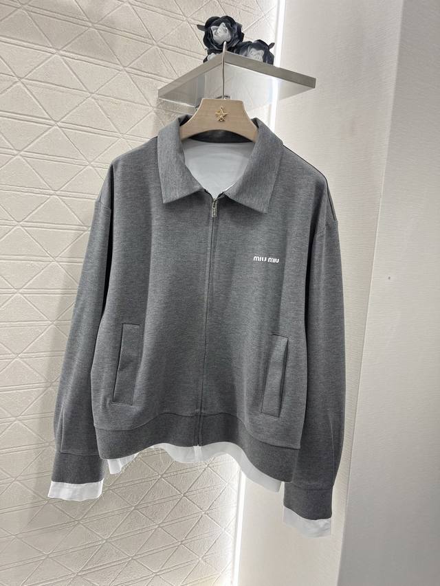 P380Miumi*2025新品上架 翻领拉链外套 定制Yb进口人棉材质 舒适软糯 穿搭洋气 翻领拉链外套 拉链开襟设计随意调节 胸前点缀品牌字母标识 低调彰显