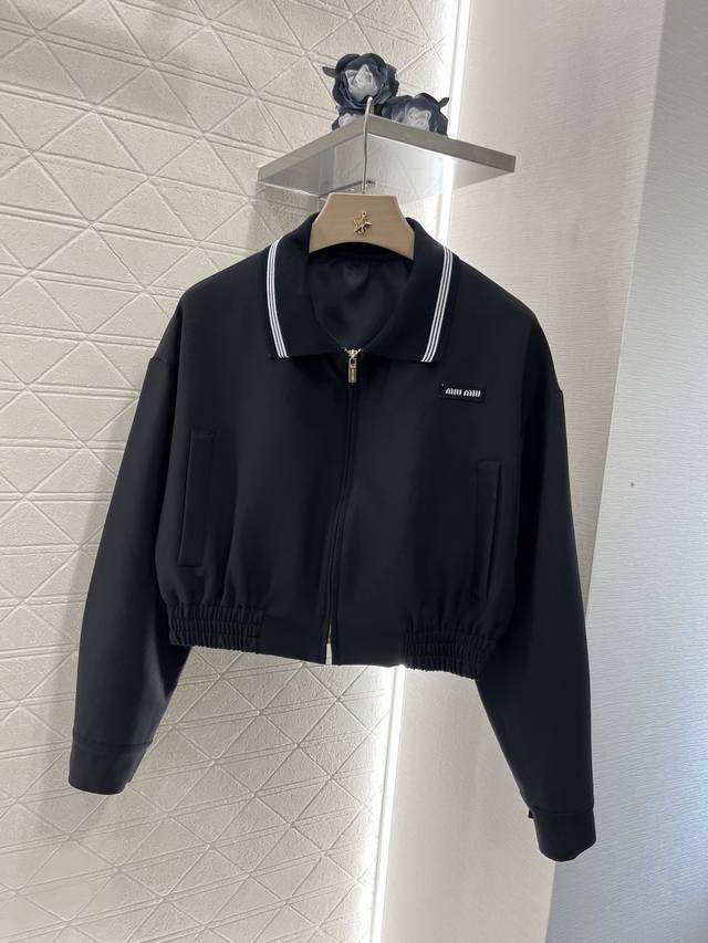 P390Miumi*2025新品上架 翻领拉链夹克外套短裤套装 定制Yb进口西服材质 质感光泽 垂顺舒适 翻领外套短裤休闲套装 常规版型拉链穿脱方便 领边细条纹