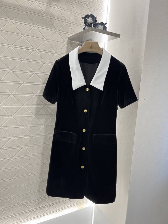 P310Miumi*2025新品上架 丝绒翻领短袖连衣裙 定制Yb进口丝绒材质 质感光泽 不易粘灰 舒适好穿 翻领短袖连衣裙剪裁 领口撞色处理金色钮扣开襟 利落