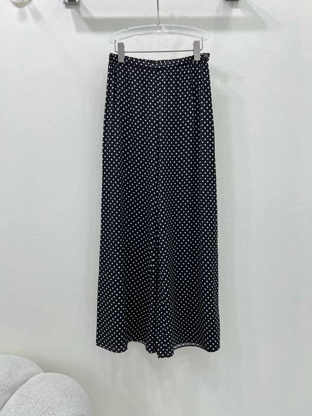 P560Chan*L 香家25年专柜春夏系列 波点真丝新品，一系列同步上新 Yb定制100%斜纹绸真丝材质，面料手感柔软润滑有光泽轻盈而不透 全身波点印花，小L