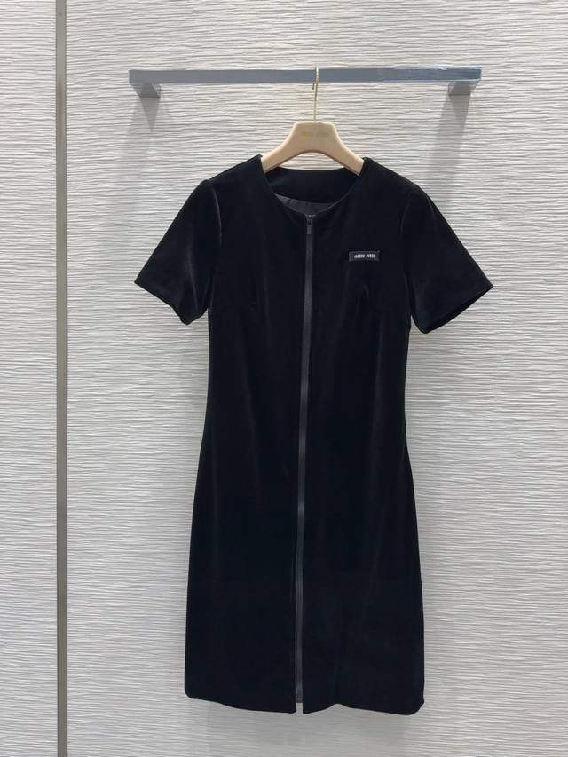 P340 Miu Mi* 2025Ss季爆款来袭 定制丝绒面料 复古时髦 贴合舒适与时髦的双需求能融入每个日常的穿搭场景中。俏皮减龄充满元气的设计元素相呼应。S