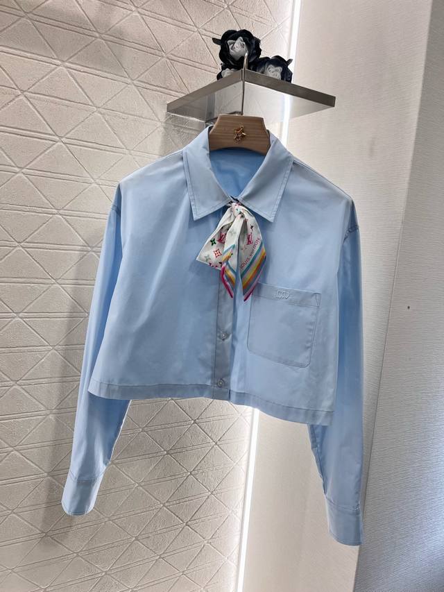 P300Louis Vuitto* 新品上架 领巾口袋刺绣短款衬衫 定制进Yb斜纹全棉材质 免烫工艺处理 挺括有型 翻领落肩长袖衬衫版型 面料手感柔软舒适 立体