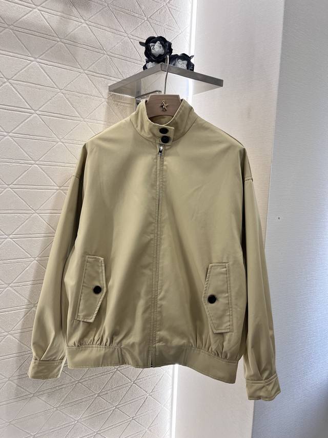 P380Gucc*2025新品上架 休闲夹克外套 定制Yb斜纹全棉材质 质感光泽 挺括有型 常规款拉链夹克外套 经典工装版型 领口以按扣调节可翻可立 后领口低调