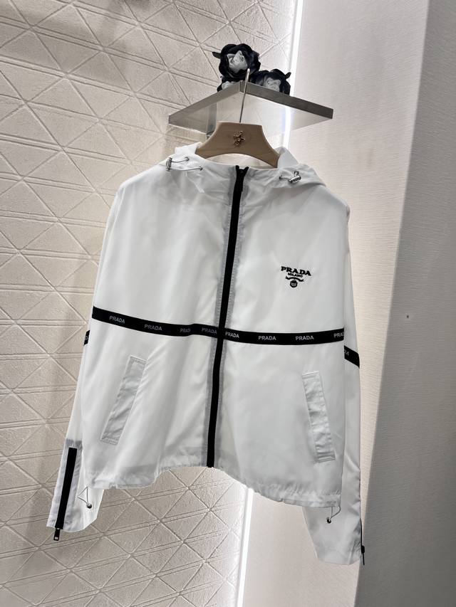 P520Prad*2025新品上架 连帽休闲夹克长裤套装 定制Yb防风防水环保再生尼龙材质 舒适好穿 挺括有型 连帽工装夹克外套长裤休闲套装 胸前采用开襟拉链设