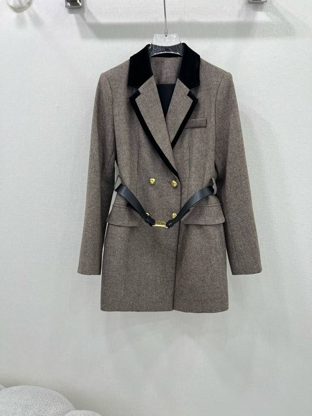 P470Prad*25早春新款含羊毛西装外套 西服面料挺度质感都在线 定制Pd三角标金属腰头腰带 细节都到位 Yb一致的版型和裁剪 上身超级遮肉显瘦 自带高级感