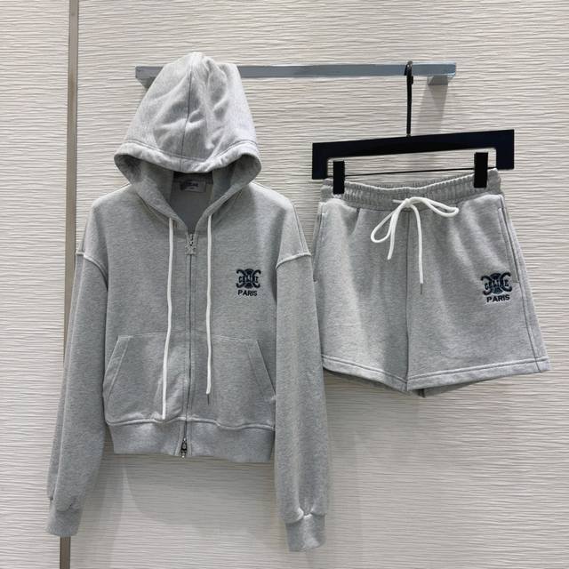 P480Celin* 2025Ss新款套装 没有理由可以拒绝它。可A可飒的风格，日常通勤穿什么的都是很Ok的，不挑场合的。设计独特 层次感更加丰富，满满小细节太
