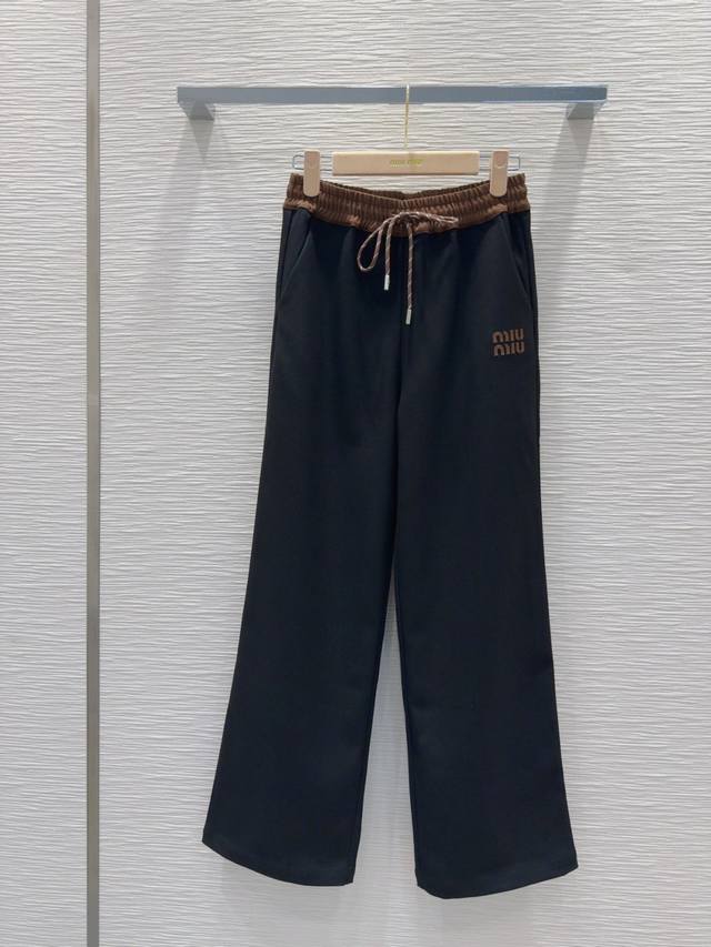 P290 Miu Mi* 2025Ss新款 时髦好穿度爆棚的行走的直筒裤 风格百搭 高级定制M家专属面料 轻薄舒适的聚脂纤维面料 随性洒脱！不旦颜色美，质感也敲