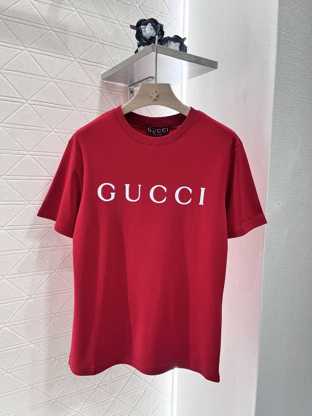 P140Gucc*2025新品上架 圆领印花 定制Yb原生全棉材质 透气舒适 质感十足 常规短袖T恤裁剪 凸显品牌格调 采用克重纯棉制成 垂坠感十足 呈现显瘦视