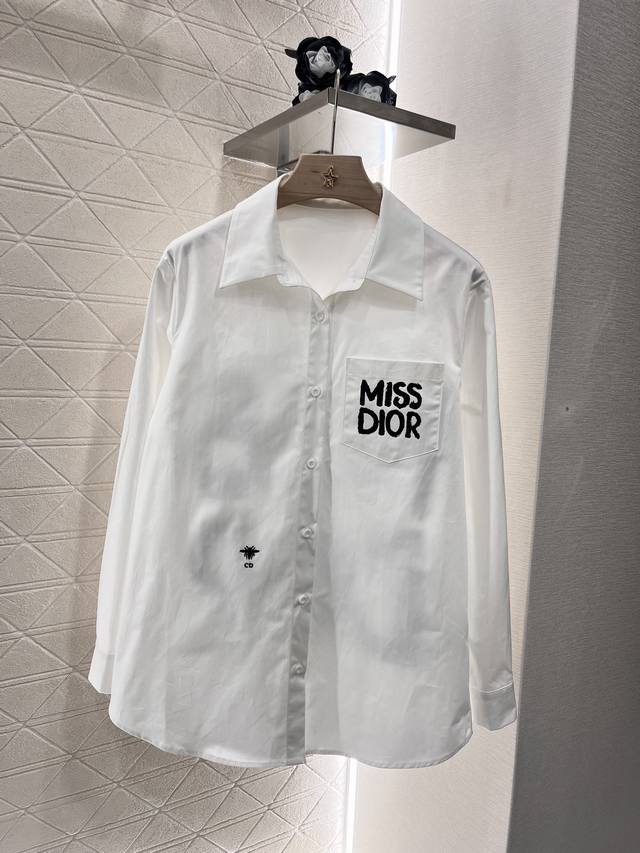 P300Dio*2025新品上架 正肩廓形印花口袋衬衫 定制Yb斜纹全棉材质 质感舒适 挺括有型 正肩翻领衬衫设计 修饰身材气质优雅 精致尖领搭配前襟单排扣装饰