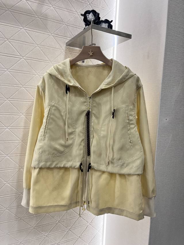 P420Louis Vuitto*2025新品上架 提花连帽冲锋外套 定制Yb进口提花冲锋材质 透气舒适 质感十足 连帽抽绳冲锋外套版型 大身通体以提花满铺作为