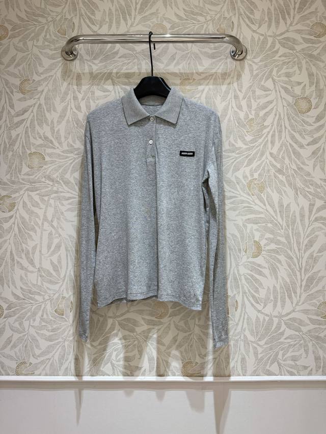 P220现货 款号11P. 花灰Polo衫简单又乖巧显瘦好穿0出错的单品，这个面料织法细腻密 轻薄 舒适 手感好，所以上身柔软亲肤感是浑然天成的，领口单独色织的